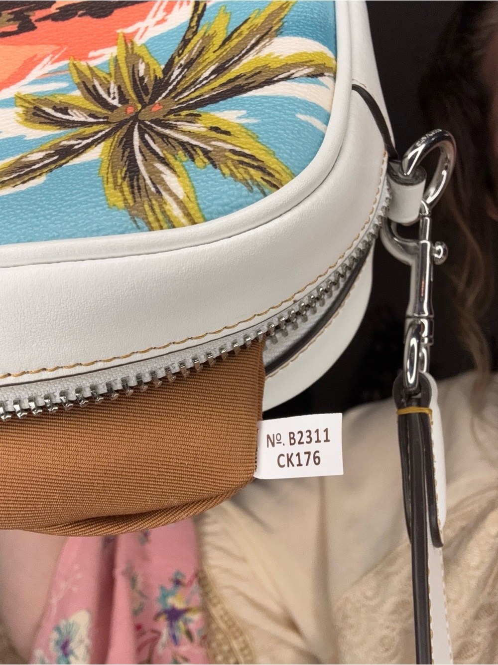 Coach Hawaii print crossbody Like NEW - Picture 10 of 15